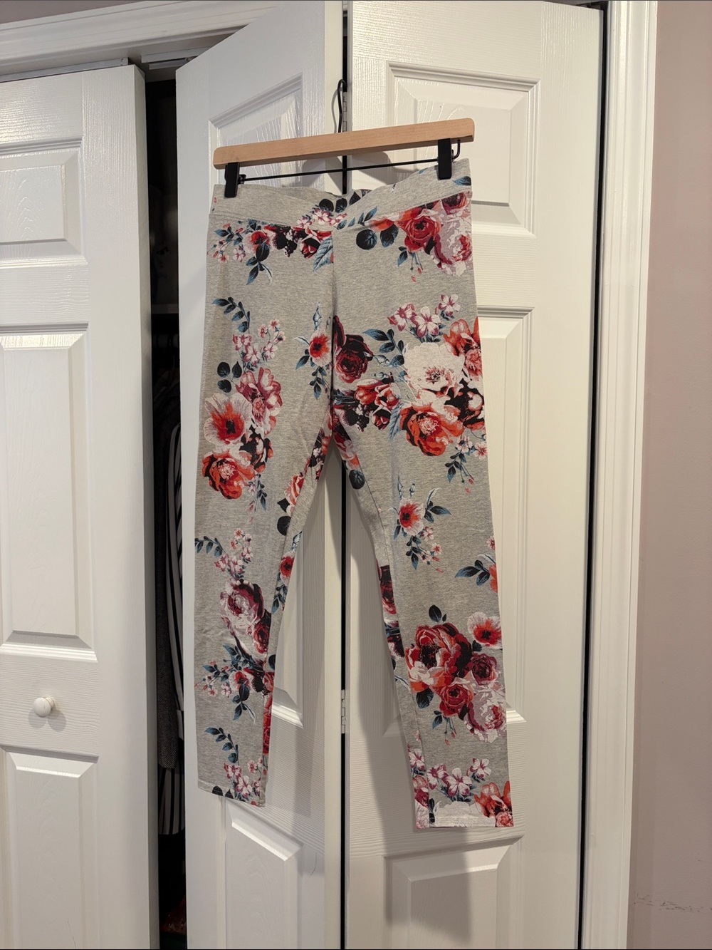 American Eagle Outfitters Gray Floral Leggings with Red and Pink Accents